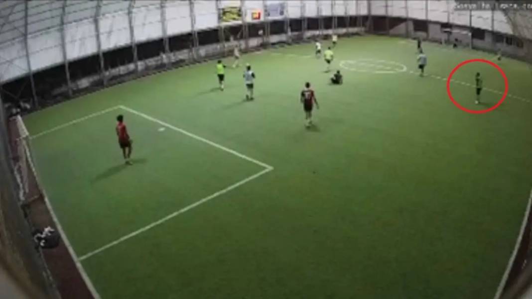 Hatay’da Halı Sahada Maçında Kalp Krizi Böyle Görüntülendi! 5